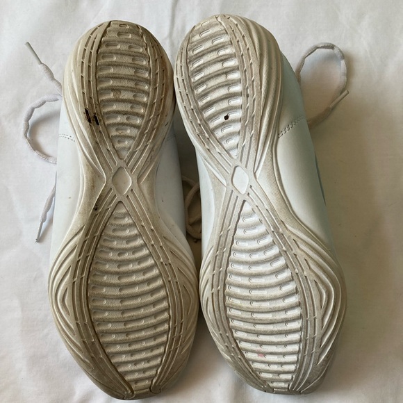 Lightly worn, white cheer shoes - Picture 3 of 6